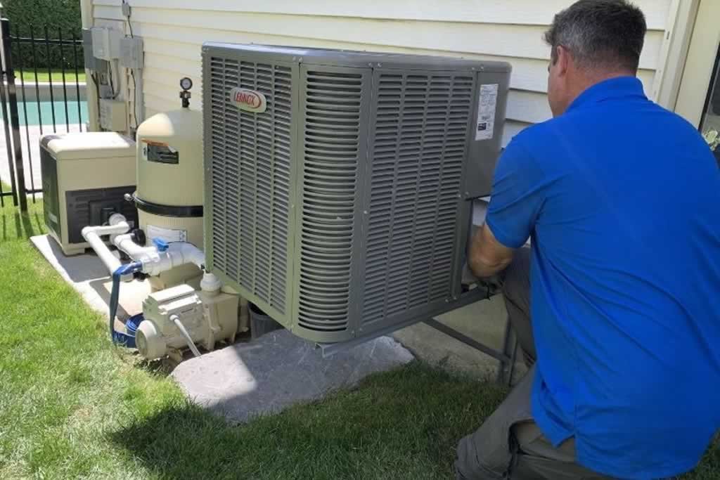 Técnico que reemplaza la antigua unidad de aire acondicionado al aire libre - reemplazar aire acondicionado