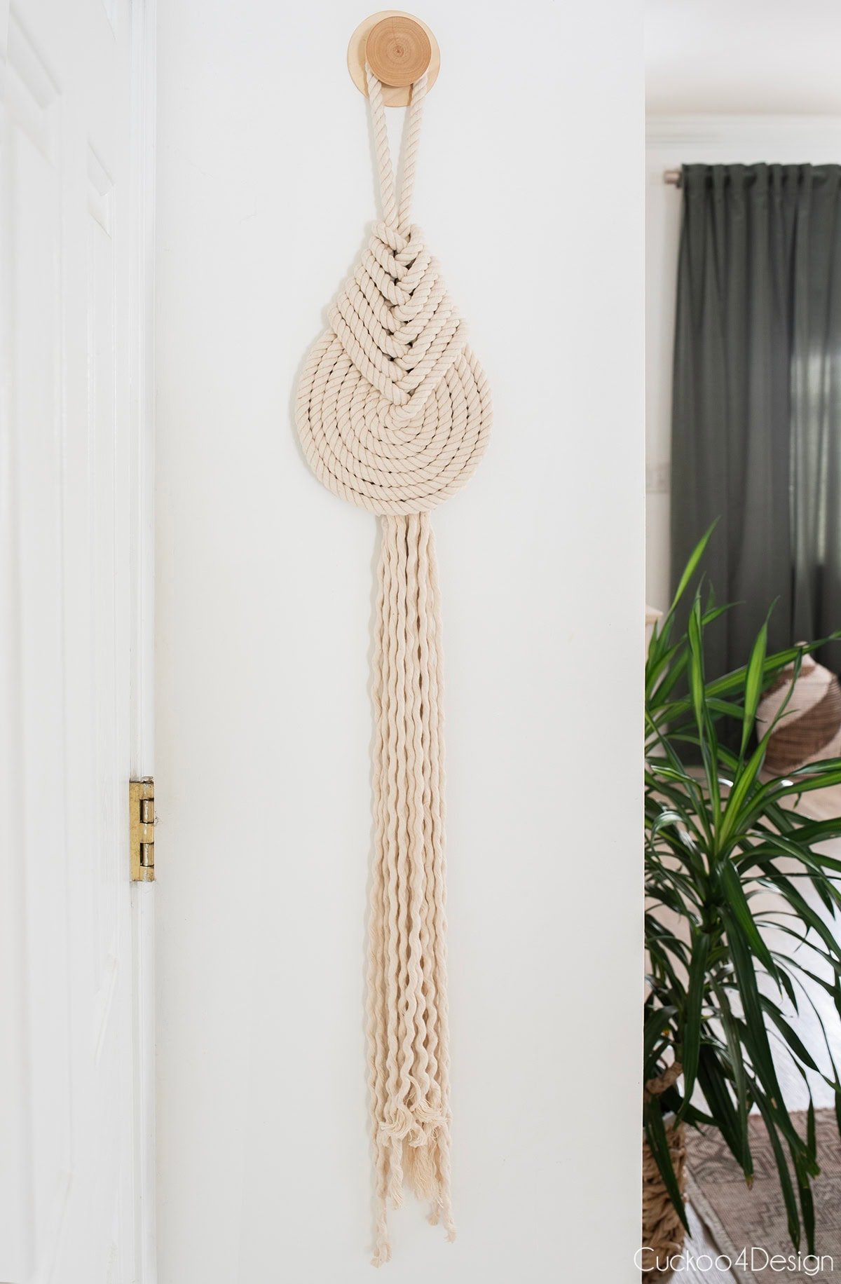 Vista completa de MacRame Pipa Knot Wall colgando en nuestro pasillo