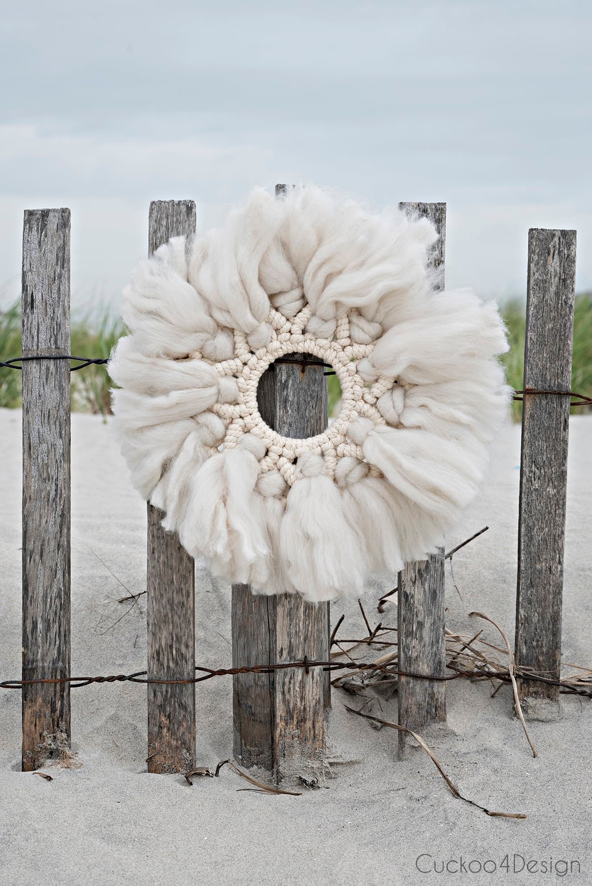 MacRame Wreath colgando de una cerca de playa