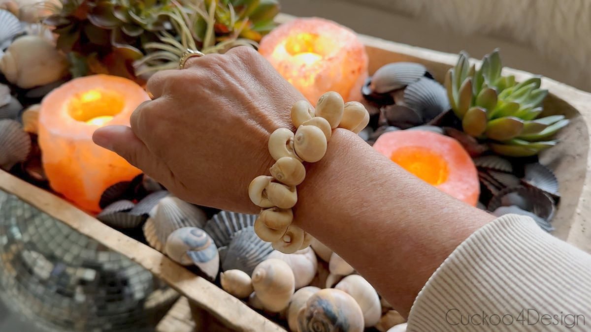 pulsera de concha de caracol terminada a mano
